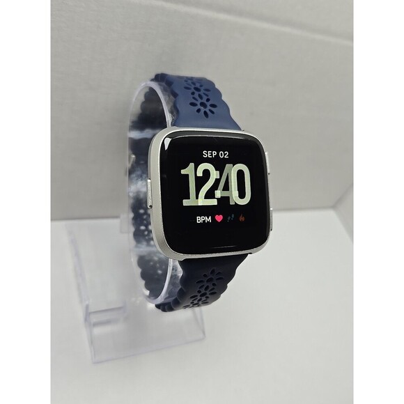 Fitbit Versa FB504 Smartwatch Heart Rate Bluetooth Activity Tracker W Charger - Picture 3 of 11